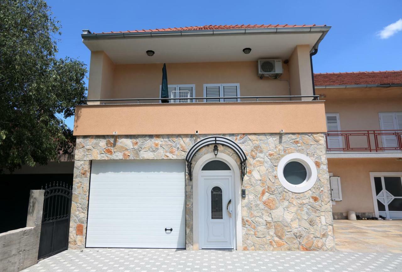 로조박 Apartman Delux Brkic 아파트 외부 사진